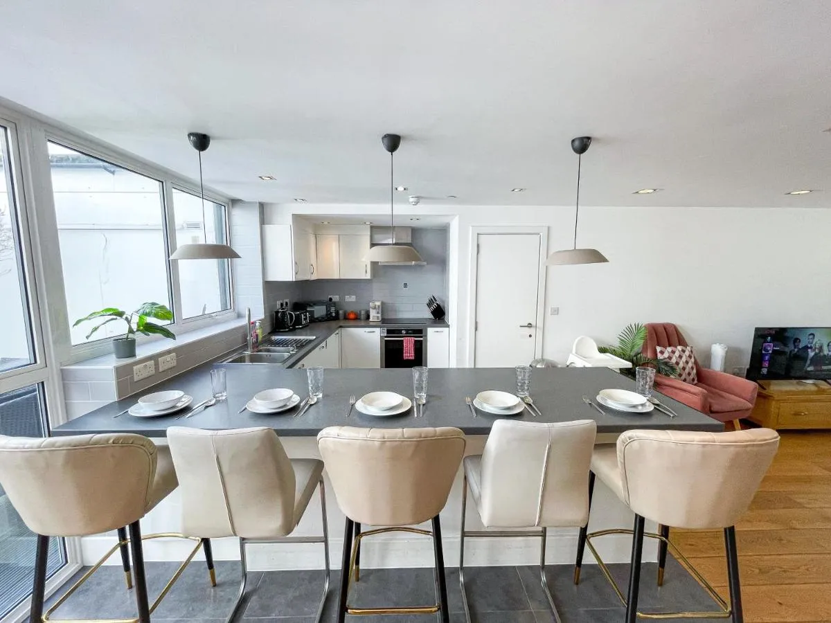 Image 4 of Modern 3-Bedroom flat in Holloway with Private Patio near Islington, Caledonian Road, Emirates Stadium