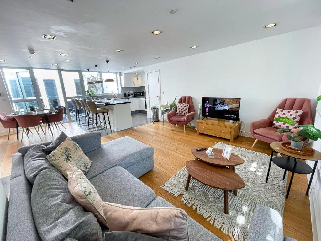 Modern 3-Bedroom flat in Holloway with Private Patio near Islington, Caledonian Road, Emirates Stadium