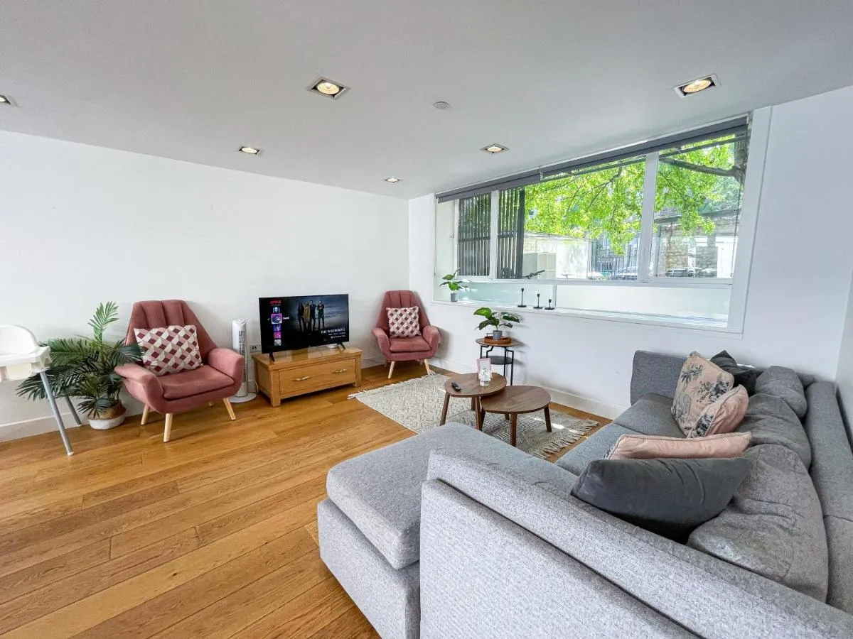 Image 3 of Modern 3-Bedroom flat in Holloway with Private Patio near Islington, Caledonian Road, Emirates Stadium