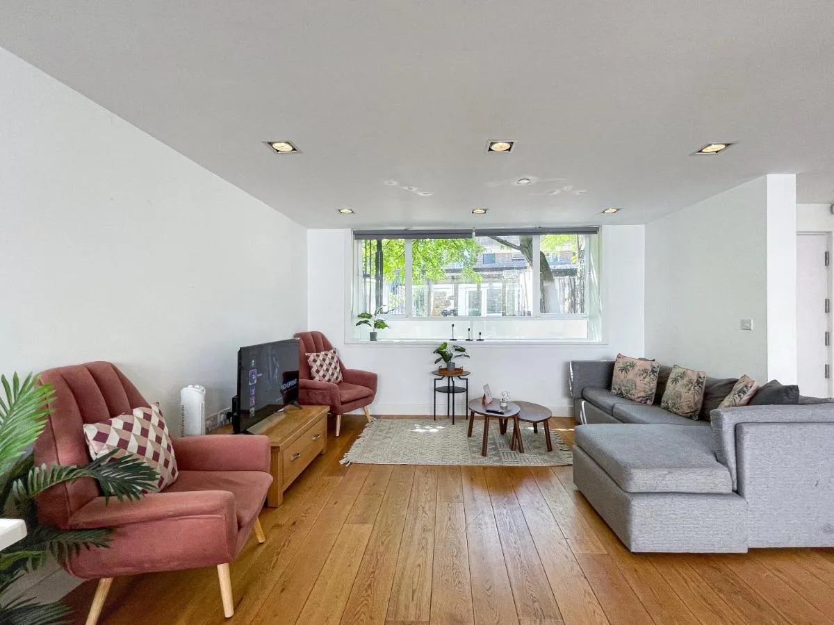 Image 2 of Modern 3-Bedroom flat in Holloway with Private Patio near Islington, Caledonian Road, Emirates Stadium