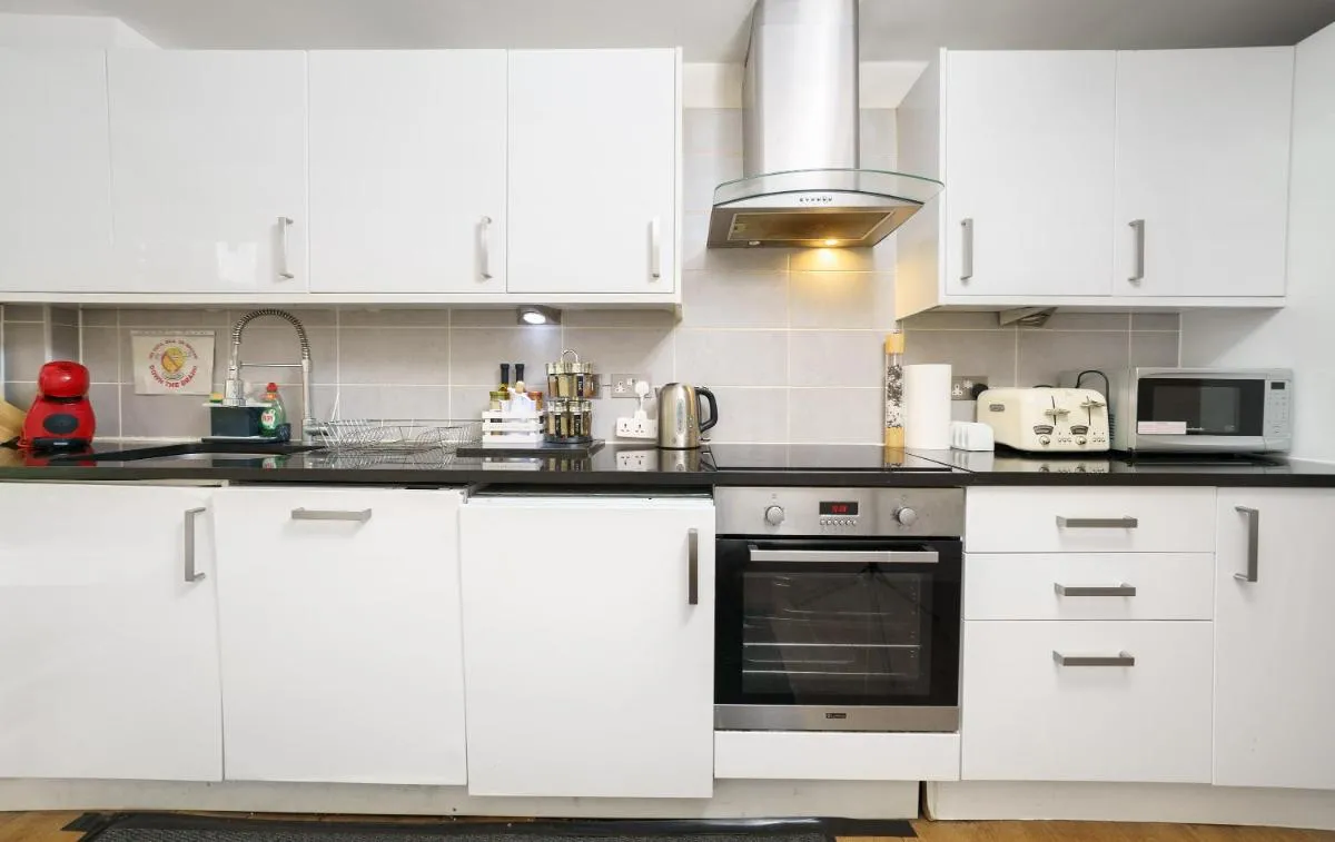 Image 4 of Modern 3 Bed 2 Bath Apartment Hyde Park