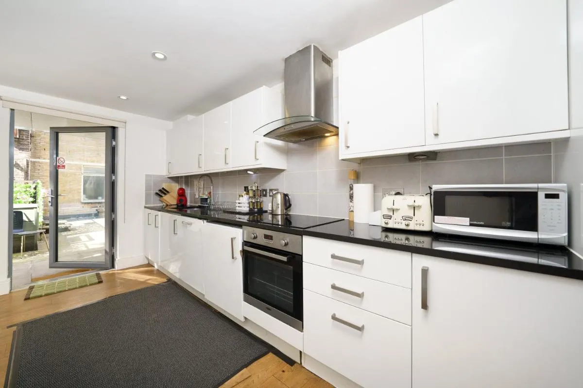 Image 5 of Modern 3 Bed 2 Bath Apartment Hyde Park