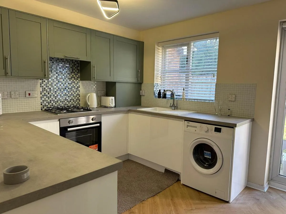 Image 4 of Modern 3 Bed Home for 7 Near Heathrow