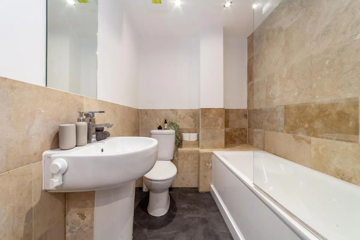 Image 3 of Modern 3 Bed & 3 Bathrooms Flat, Hackney Downs