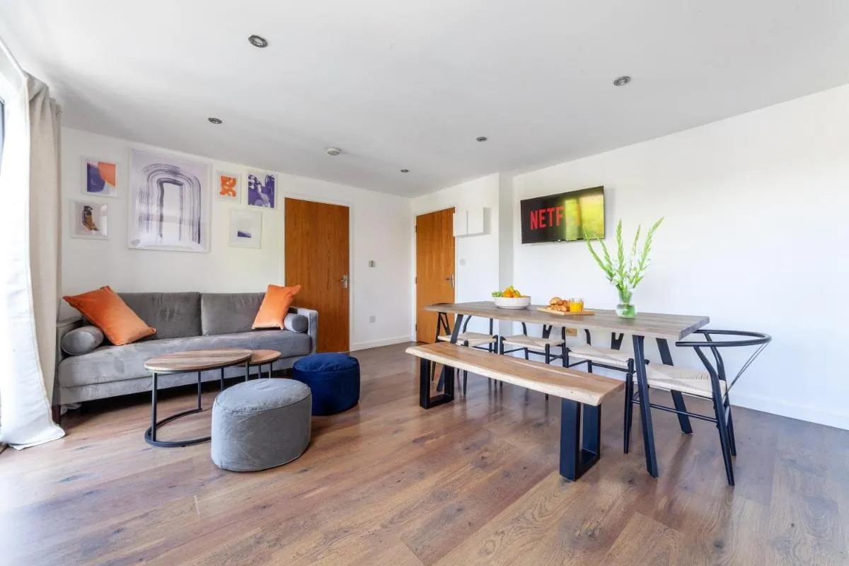 Image 4 of Modern 3 Bed & 3 Bathrooms Flat, Hackney Downs