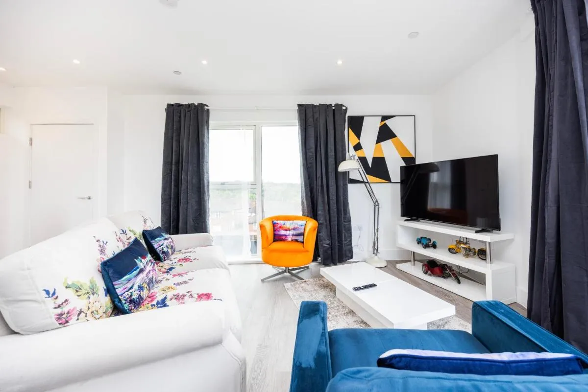 Image 5 of Modern 3 Bedroom House With Balconies & Parking