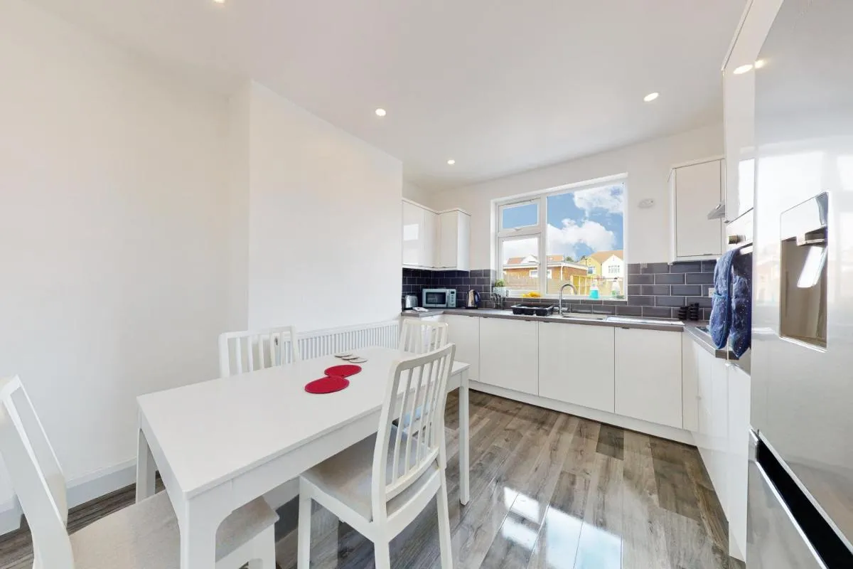 Image 4 of Modern 3 bedroom House with garden & private parking