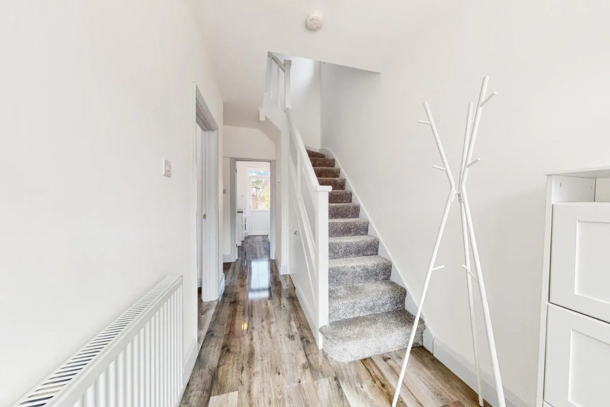 Image 3 of Modern 3 bedroom House with garden & private parking