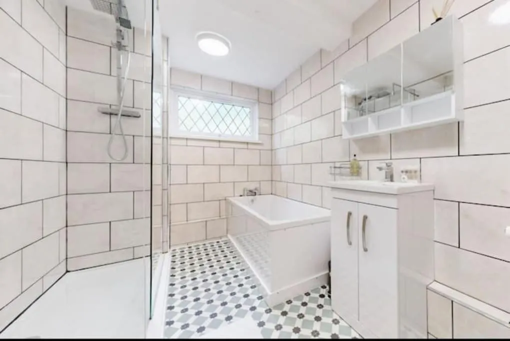 Image 3 of Modern 4BR Kings Cross – Patio & Balcony