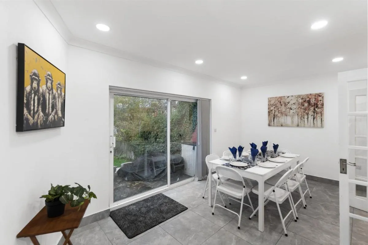 Image 4 of Modern 4-Bed Home Perfect for Groups in London