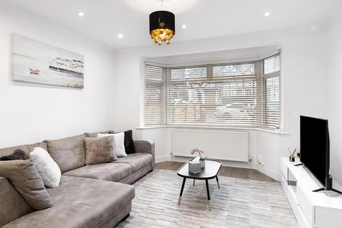 Image 5 of Modern 4-Bed Home Perfect for Groups in London