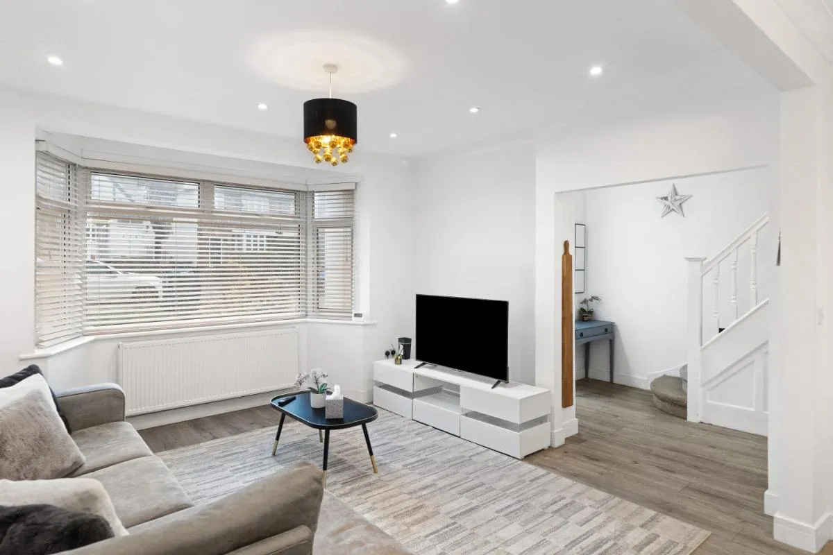 Image 3 of Modern 4-Bed Home Perfect for Groups in London