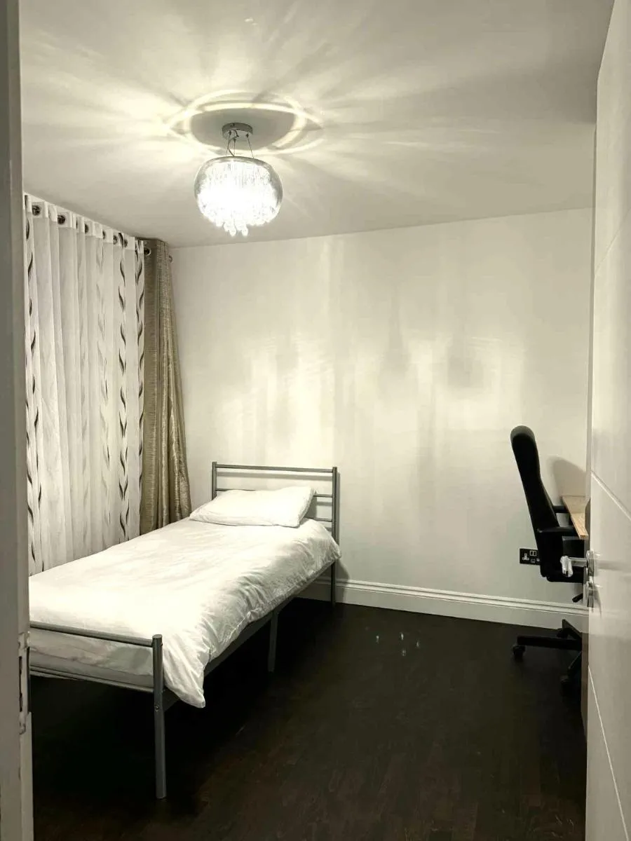 Image 4 of Modern 4-Bedroom Home Near Station, Shops&Schools