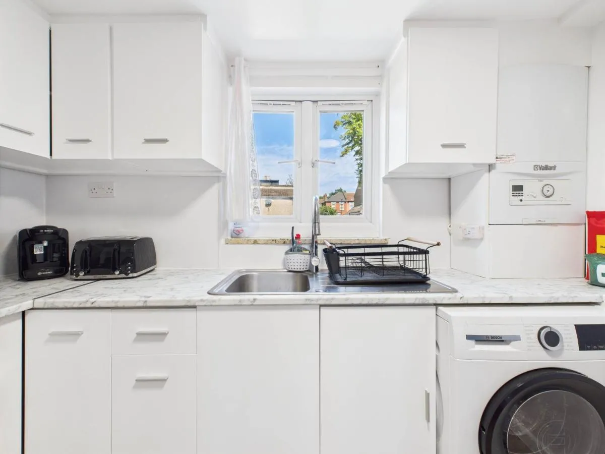 Image 4 of Modern 4-Bedroom Retreat – Piccadilly Line – Sleeps 9