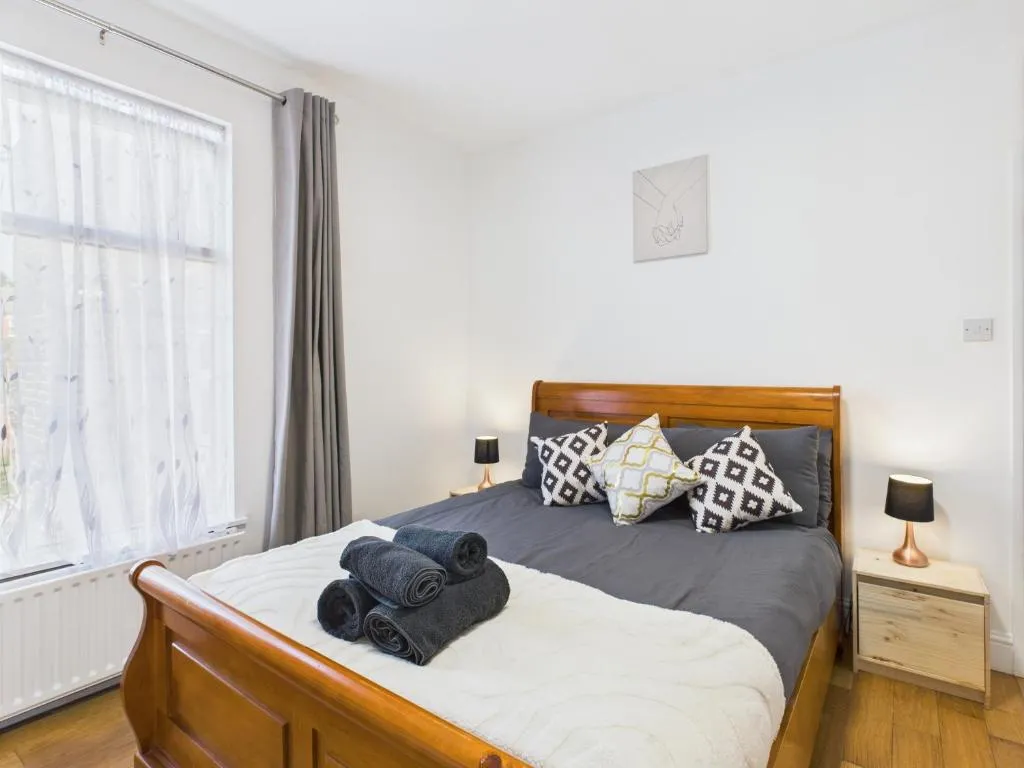 Image 1 of Modern 4-Bedroom Retreat – Piccadilly Line – Sleeps 9