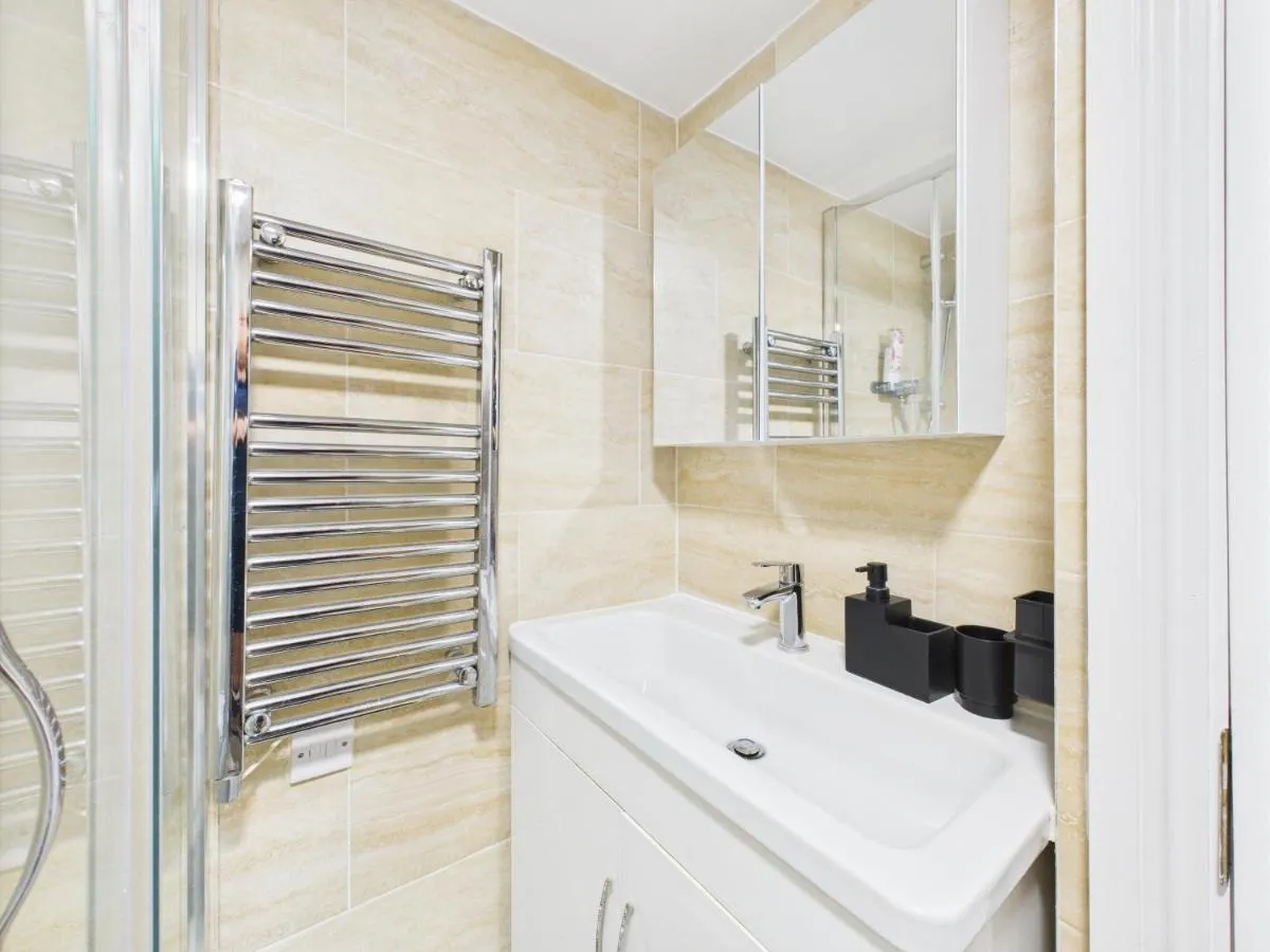 Image 3 of Modern 4-Bedroom Retreat – Piccadilly Line – Sleeps 9