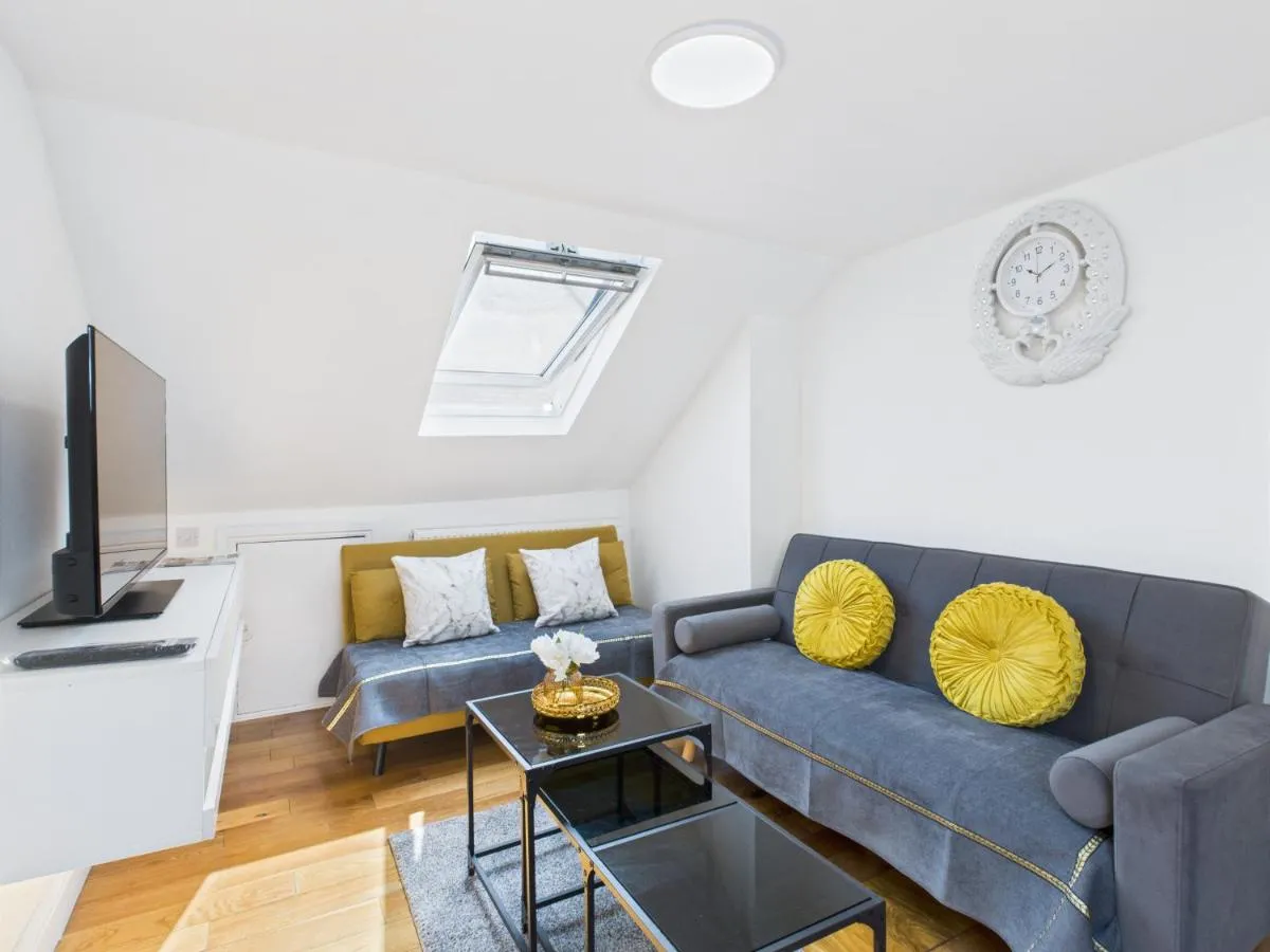 Image 5 of Modern 4-Bedroom Retreat – Piccadilly Line – Sleeps 9
