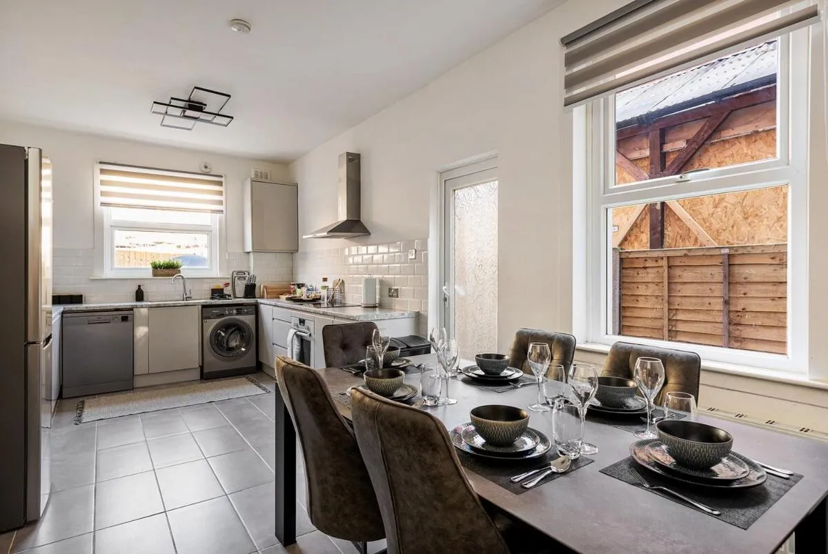 Image 3 of Modern 4 Bedroom House In Woodgreen
