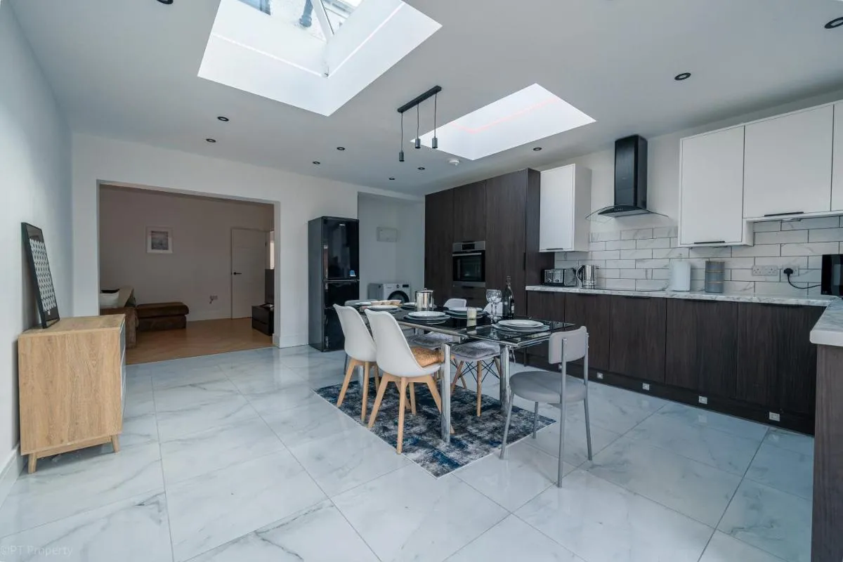 Image 4 of Modern 5 bed home in Ealing, free driveway parking, sleeps 8