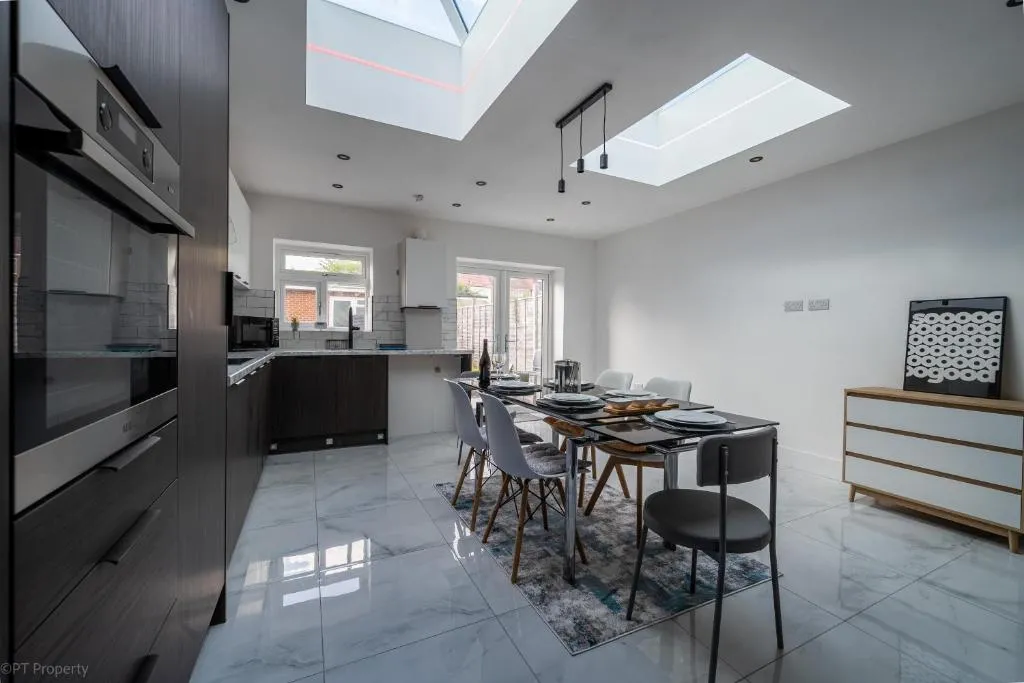 Image 1 of Modern 5 bed home in Ealing, free driveway parking, sleeps 8