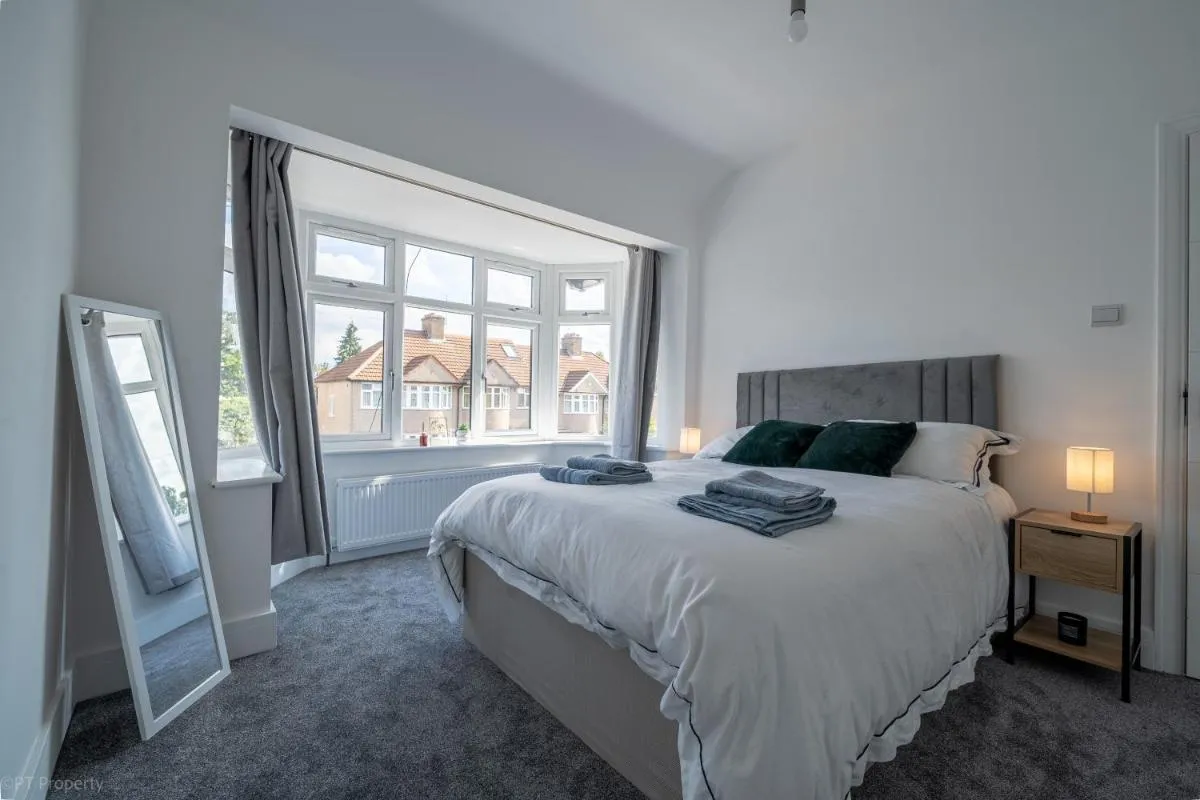 Image 2 of Modern 5 bed home in Ealing, free driveway parking, sleeps 8