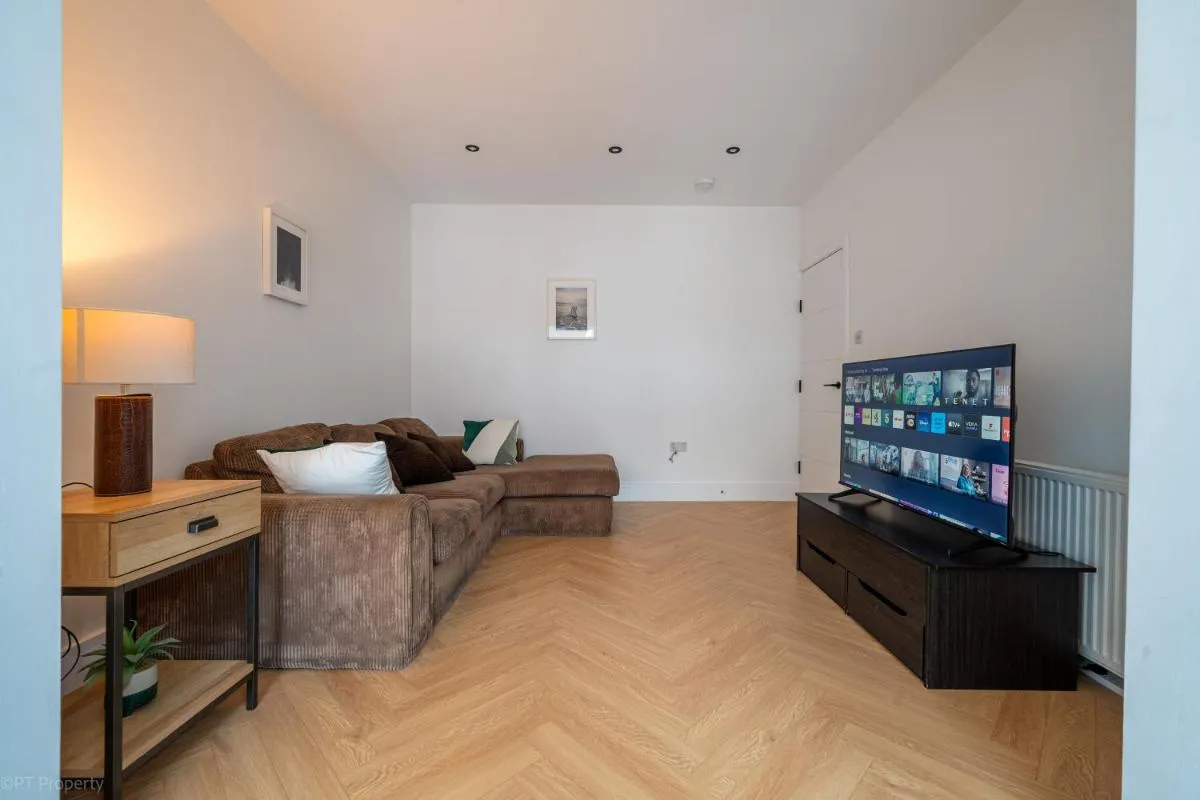 Image 5 of Modern 5 bed home in Ealing, free driveway parking, sleeps 8