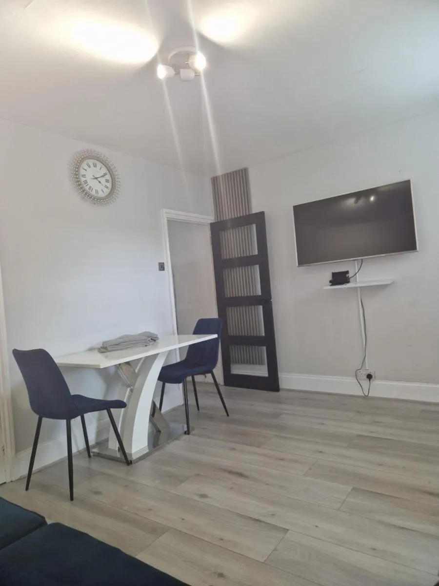 Image 5 of Modern 5 bedroom house with parking, London