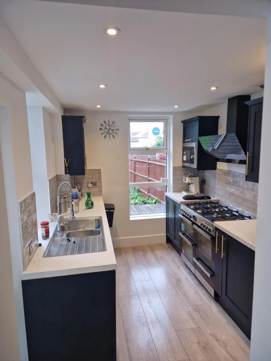 Image 4 of Modern 5 bedroom house with parking, London