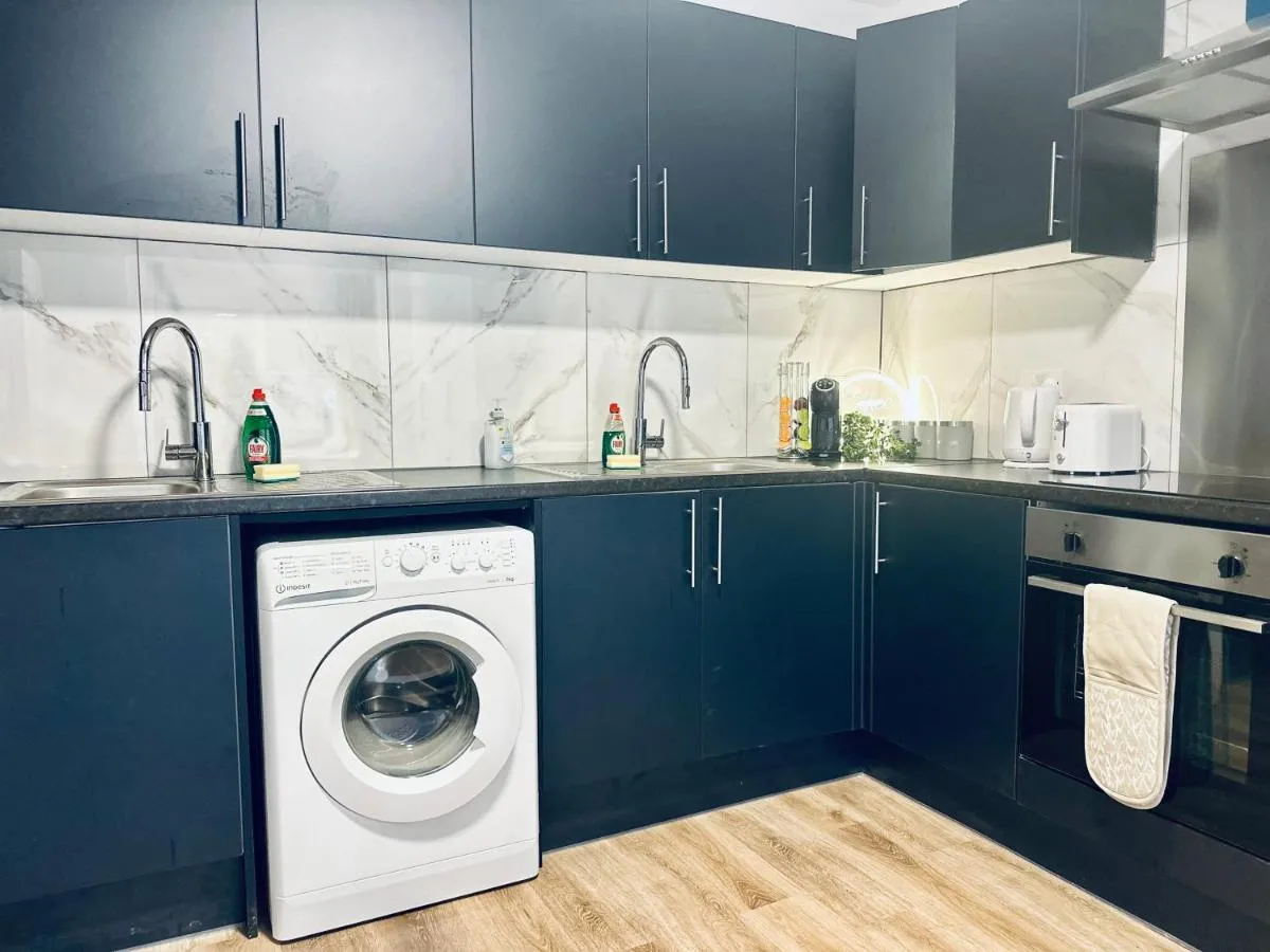 Image 3 of Modern 8-Bed Guest House, 5 Mins to Heathrow