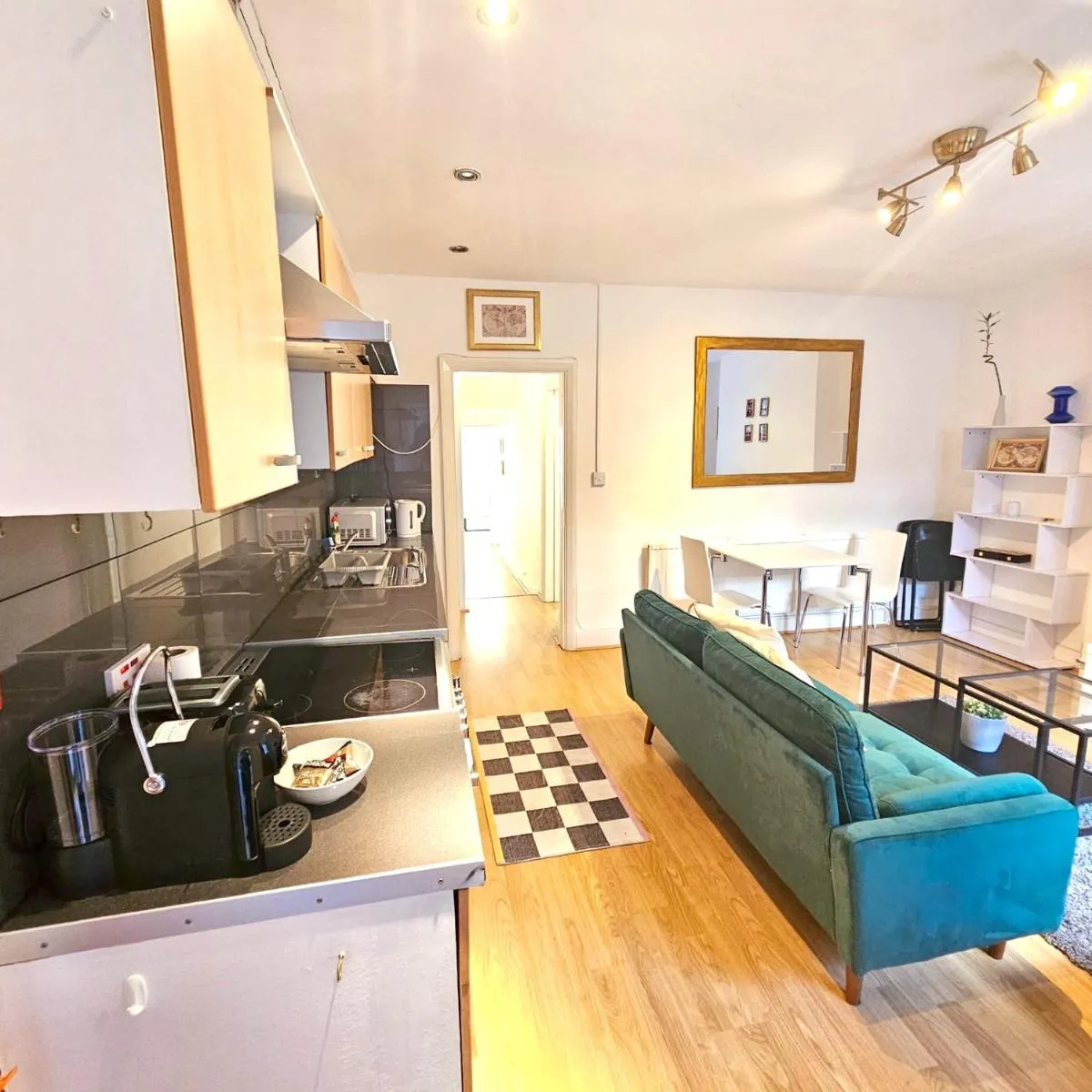Image 4 of Modern Apartment 5 min to Stations