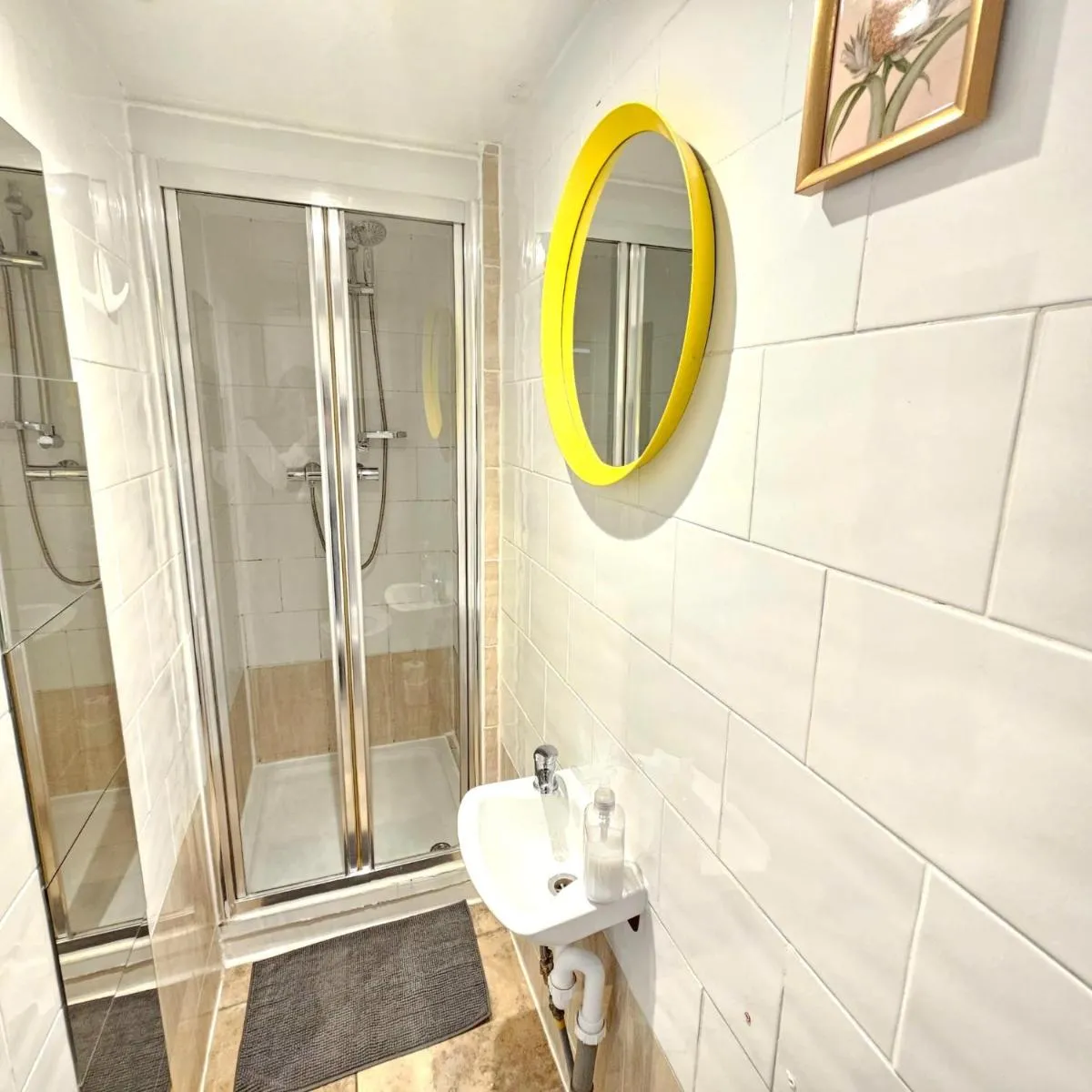 Image 3 of Modern Apartment 5 min to Stations