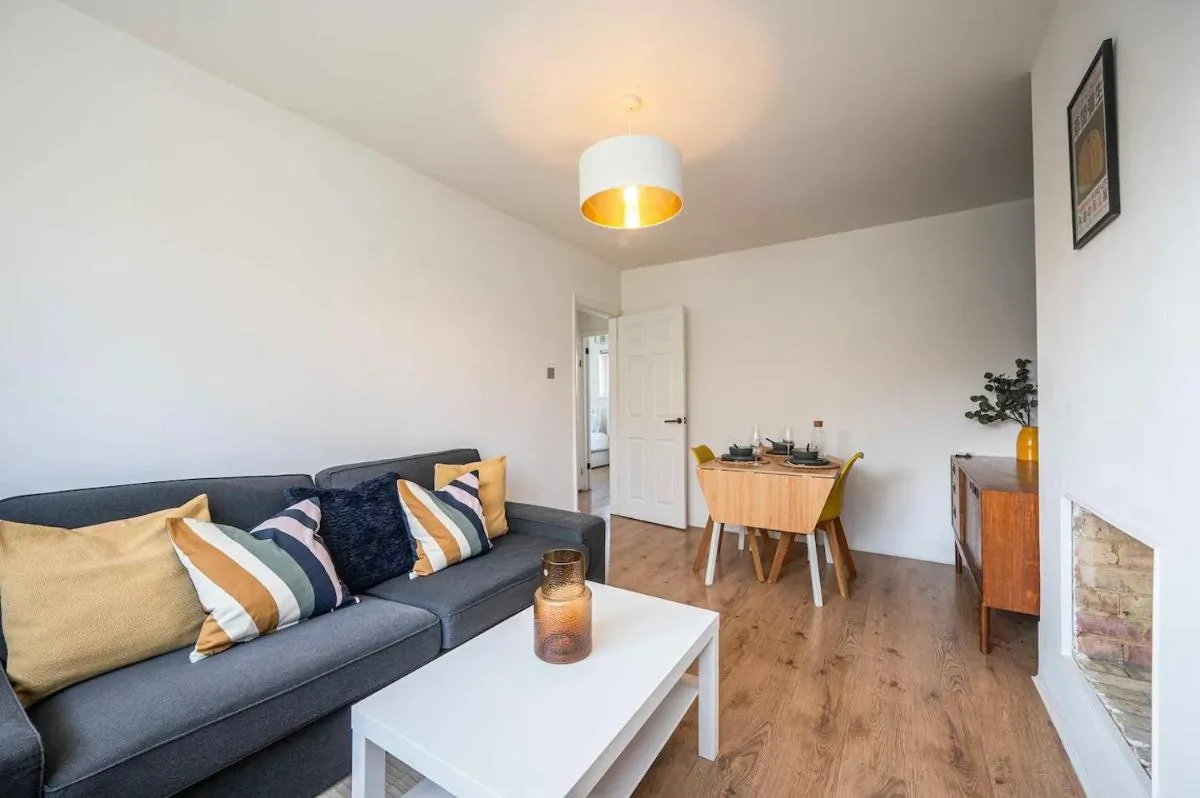 Image 4 of Modern Beckenham Apartment fast London train links – Pass the Keys