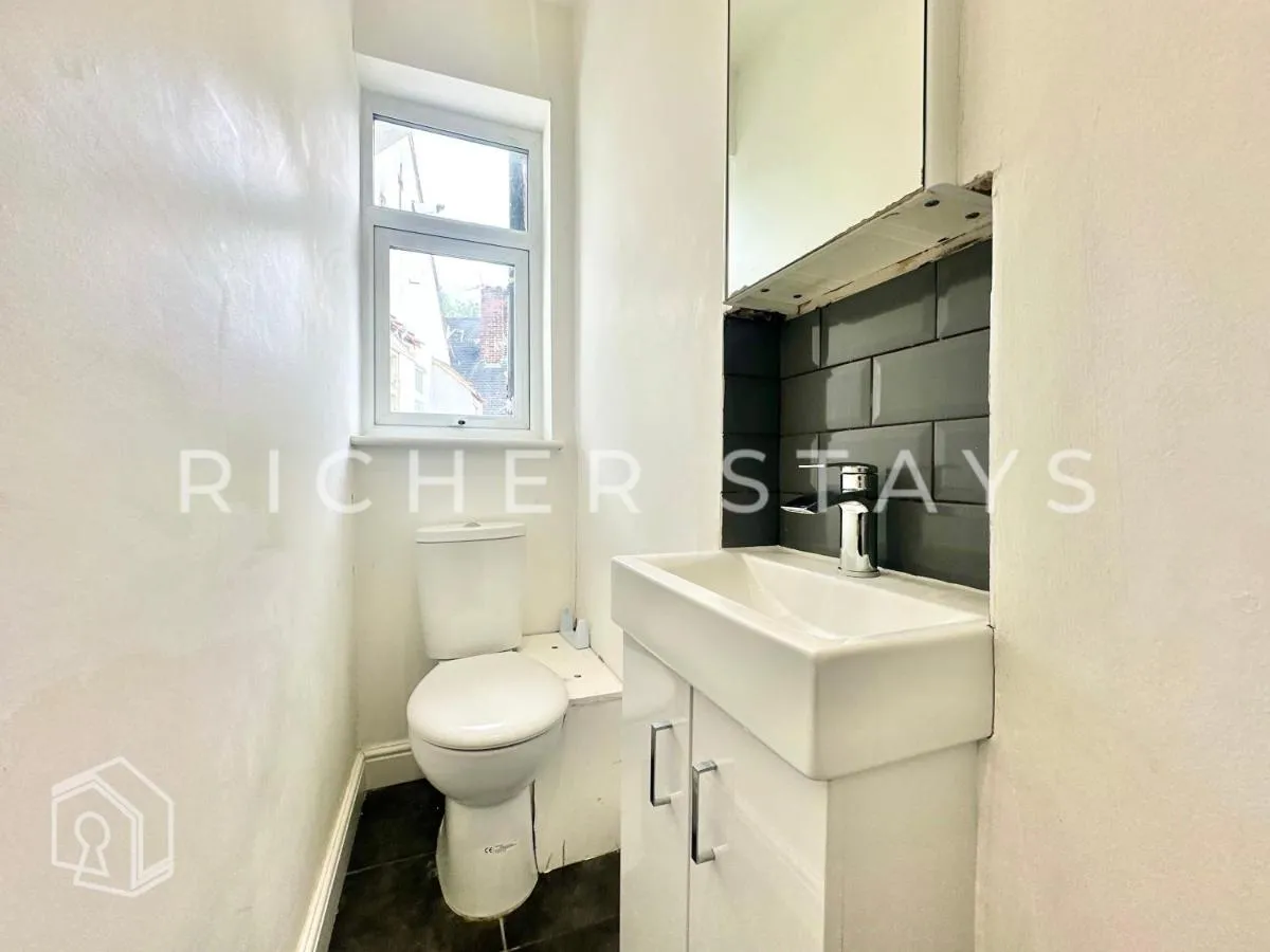 Image 3 of Modern Classic 3-Bedroom Flat