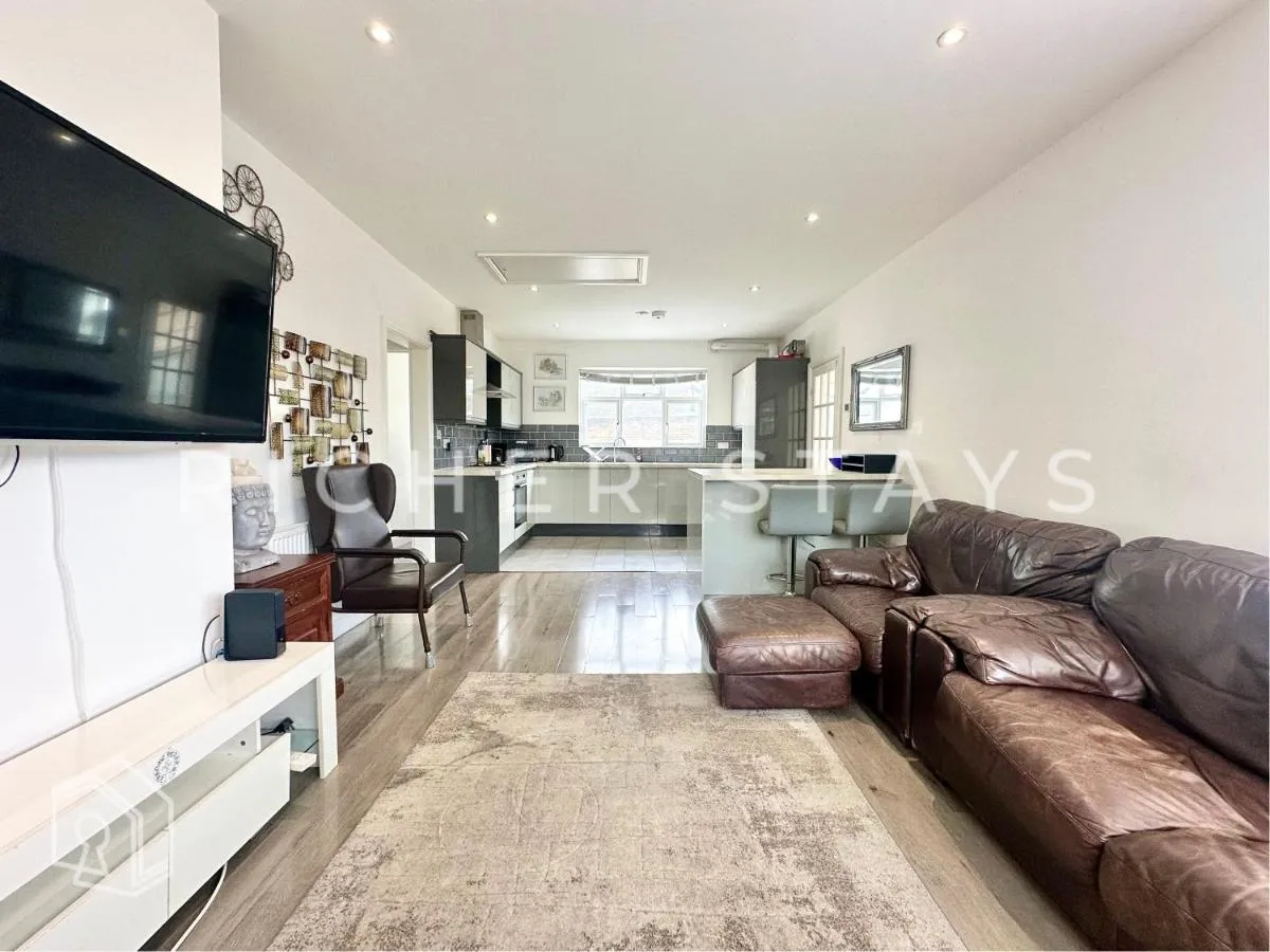 Image 4 of Modern Classic 3-Bedroom Flat
