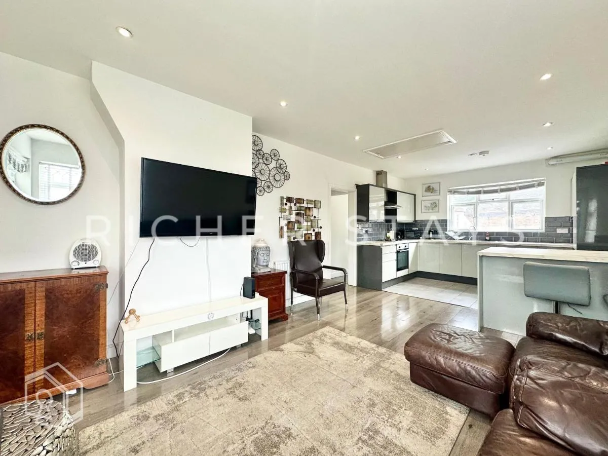 Image 5 of Modern Classic 3-Bedroom Flat