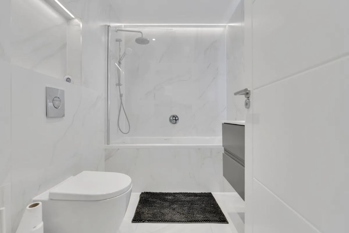 Image 3 of Modern Cosy 2 bed apartment, Smart TV & NETFLIX with private balcony and city view