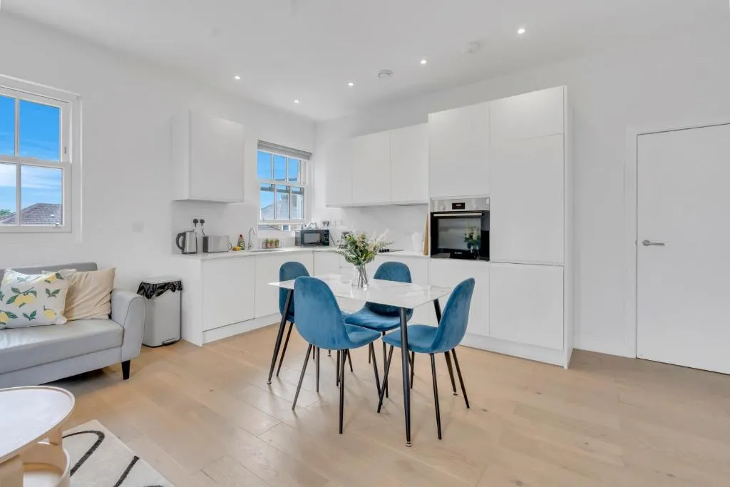 Modern Cosy 2 bed apartment, Smart TV & NETFLIX with private balcony and city view