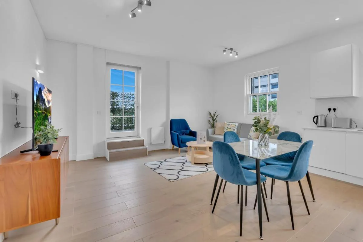 Image 4 of Modern Cosy 2 bed apartment, Smart TV & NETFLIX with private balcony and city view