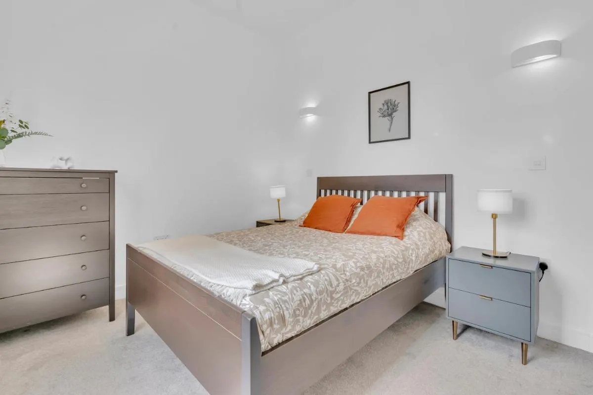 Image 2 of Modern Cosy 2 bed apartment, Smart TV & NETFLIX with private balcony and city view