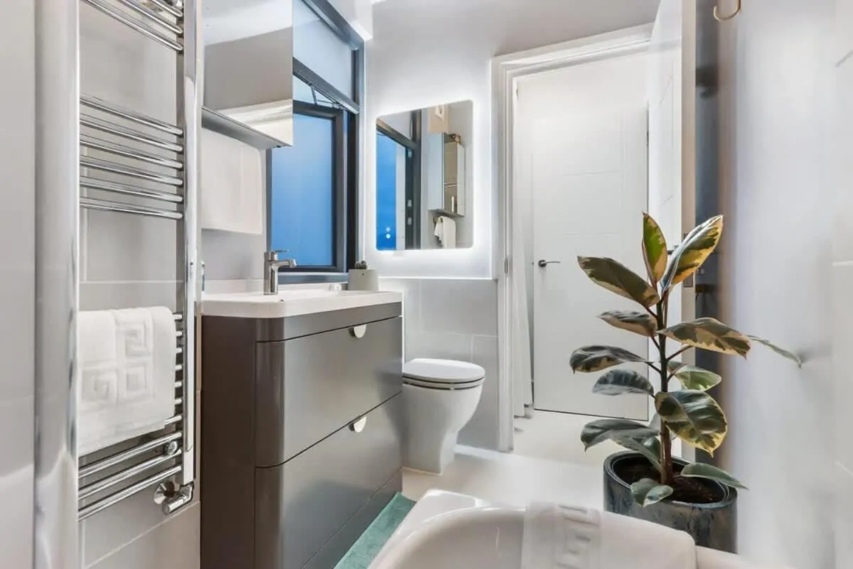 Image 3 of Modern Double bedroom in city apartment room 1