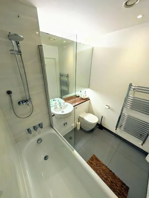 Image 3 of Modern East London Apt, 3 bedrooms, 2 Bathrooms