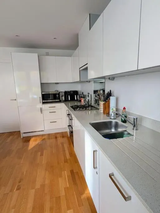 Image 4 of Modern East London Apt, 3 bedrooms, 2 Bathrooms