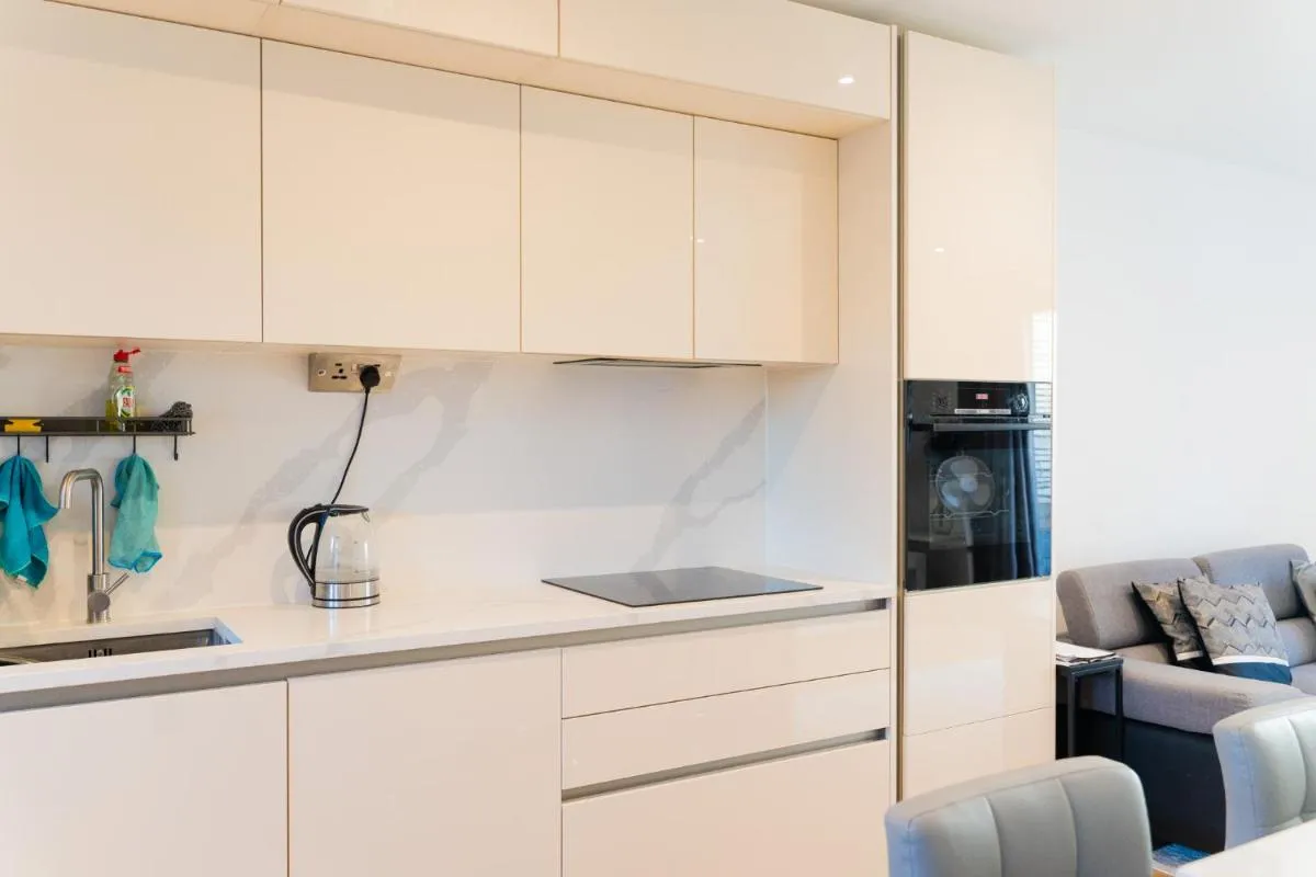 Image 3 of Modern Entire Unit 3BR, 3BA, balcony, 86inch TV – 15mins to city