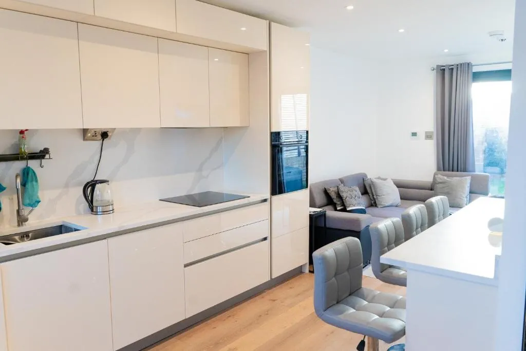 Modern Entire Unit 3BR, 3BA, balcony, 86inch TV – 15mins to city