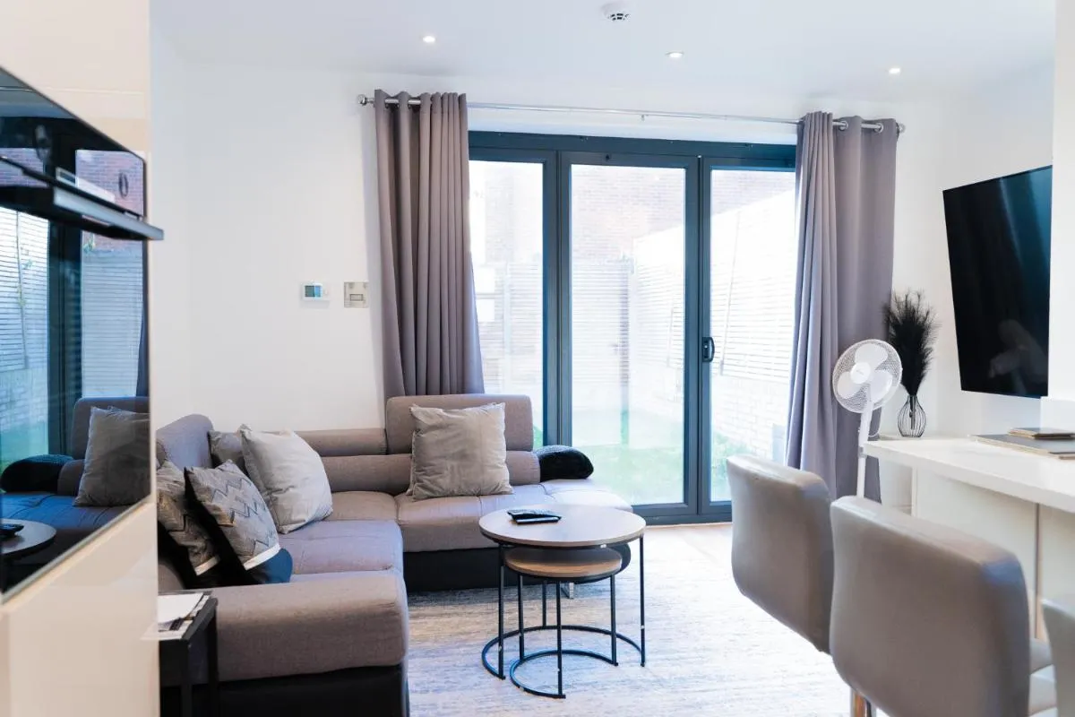 Image 5 of Modern Entire Unit 3BR, 3BA, balcony, 86inch TV – 15mins to city