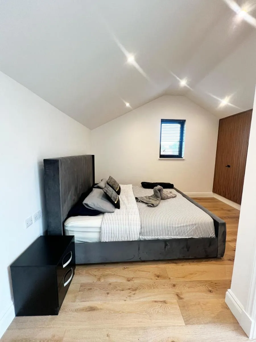Image 4 of Modern Entire Unit 3BR, 3BA, balcony, 86inch TV – 15mins to city