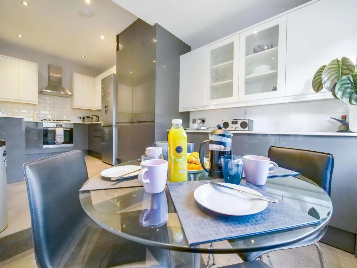 Image 3 of Modern Finchley Apartment with Garden