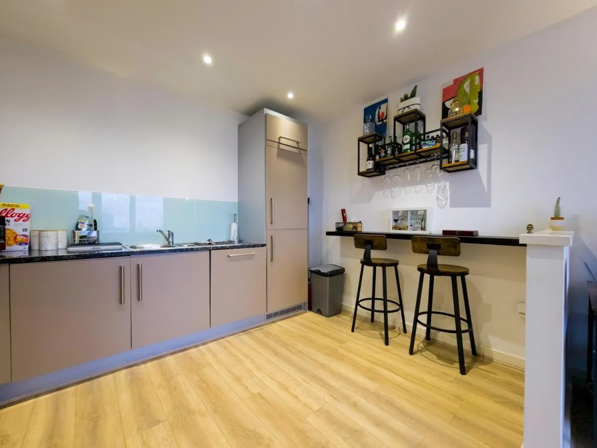 Image 4 of Modern Flat w Skyline Views – Pass the Keys