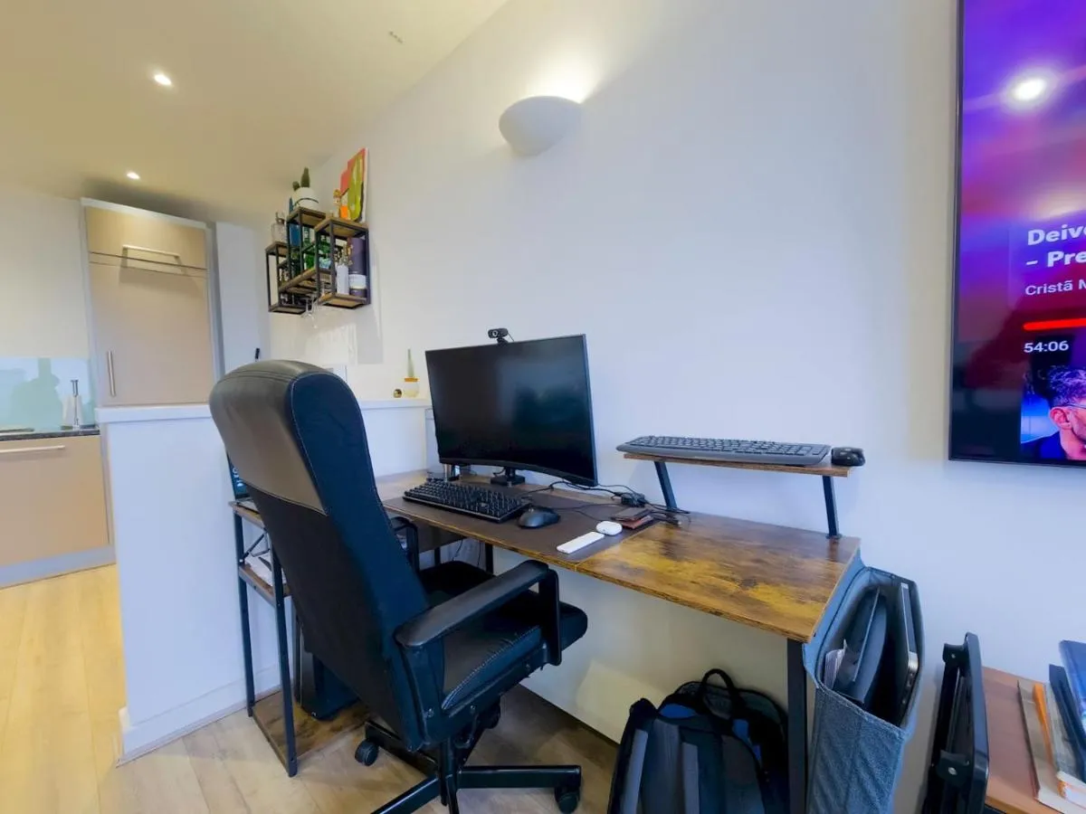 Image 5 of Modern Flat w Skyline Views – Pass the Keys