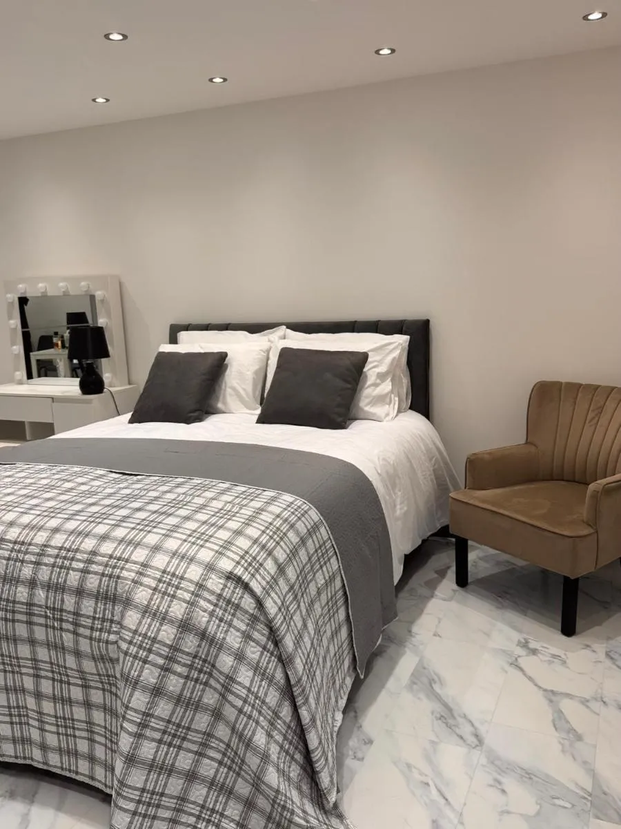 Image 4 of Modern House Apartment Stratford E15 London – Sleeps 2 – 9, Fast Links to Central London, Near O2, Greenwich & Olympic Park, Child-Friendly Garden, Free Parking, Free WiFi